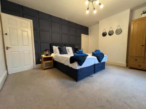 Charming House - Walking distance to Town Centre - Sleeps 6 - Free Parking, Self-Check-In, Fast WiFi and Smart TV by Yoko Property
